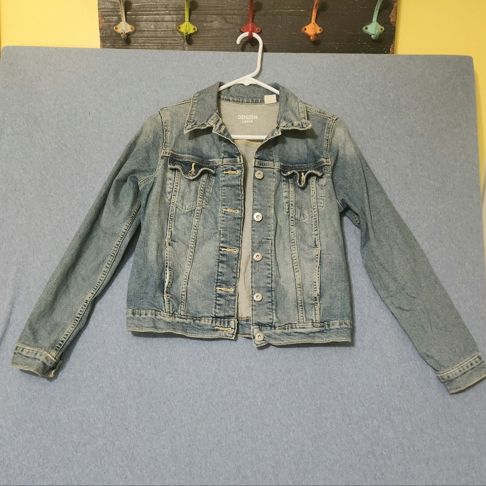 Denizen Levis jean jacket. Size medium